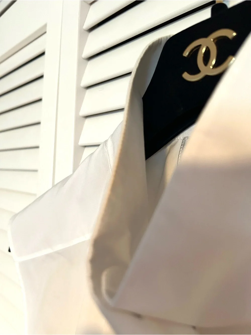 CHANEL White Sleeveless Pleated Front Shirt with Stand Collar